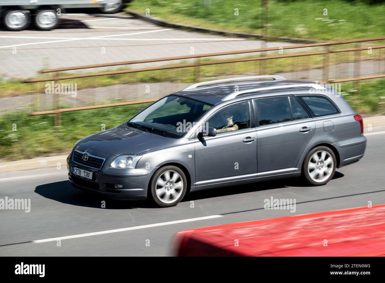 OSTRAVA, TSCHECHISCHE REPUBLIK - 24. AUGUST 2023: Toyota Avensis Combi Touring Sports 2. Generation (T250) mit Bewegungsunschärfe Stockfoto