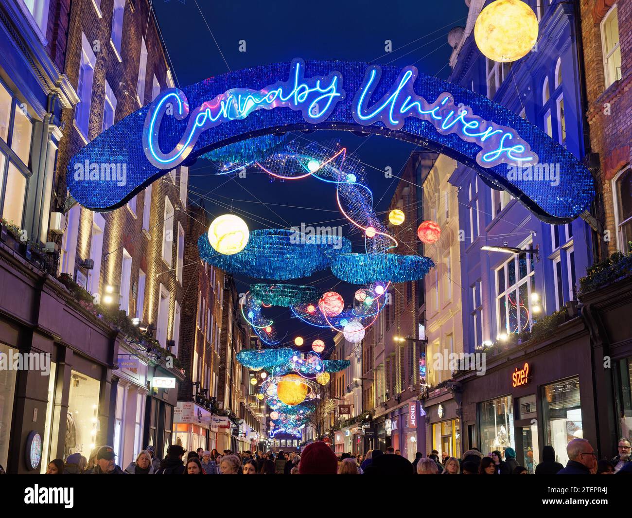 Blick auf die markante Weihnachtsdekoration des Carnaby Universe in der Carnaby Street in London 2023 Stockfoto