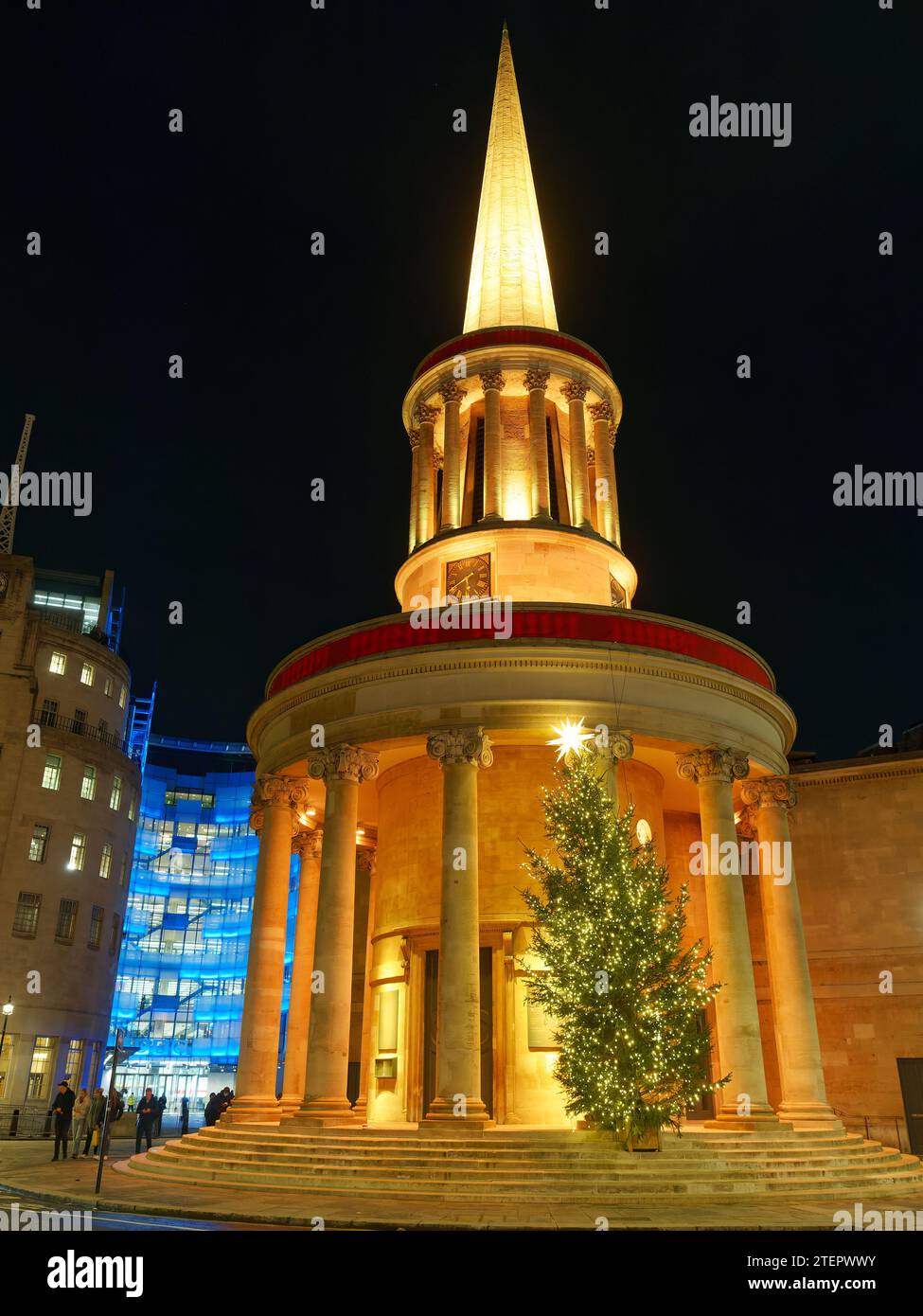 Blick auf die All Souls Church in Langham Place London, beleuchtet für Weihnachten im Dezember 2023 Stockfoto