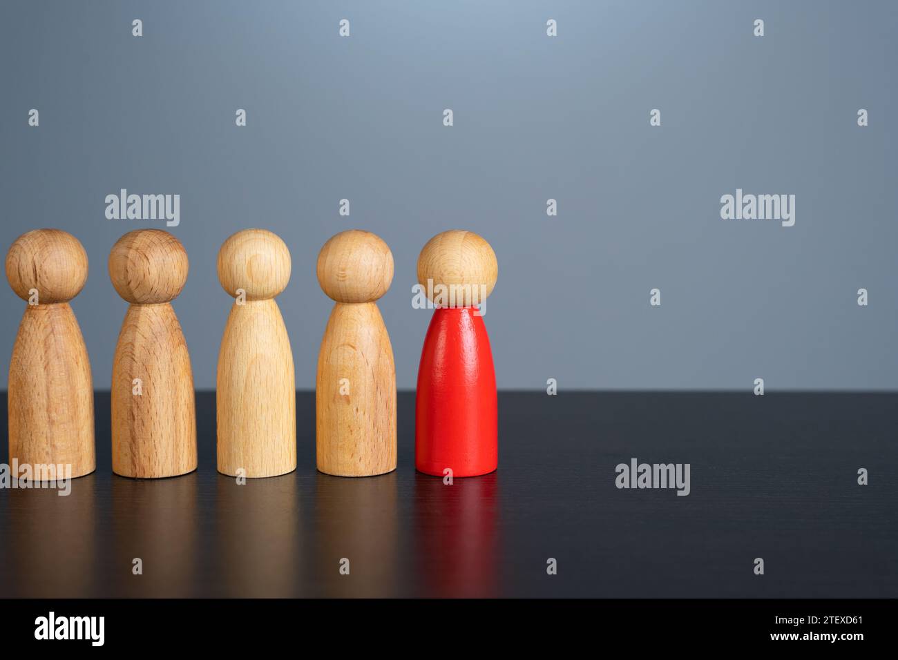 Um der erste zu sein. Zusammenarbeit und Teamarbeit. Bringen Sie Leute dazu, sich Ihnen anzuschließen. Unternehmensführung, Personalwesen. Die Kunst des Führens. Soziale Kompetenzen. Führung. Menschen Stockfoto