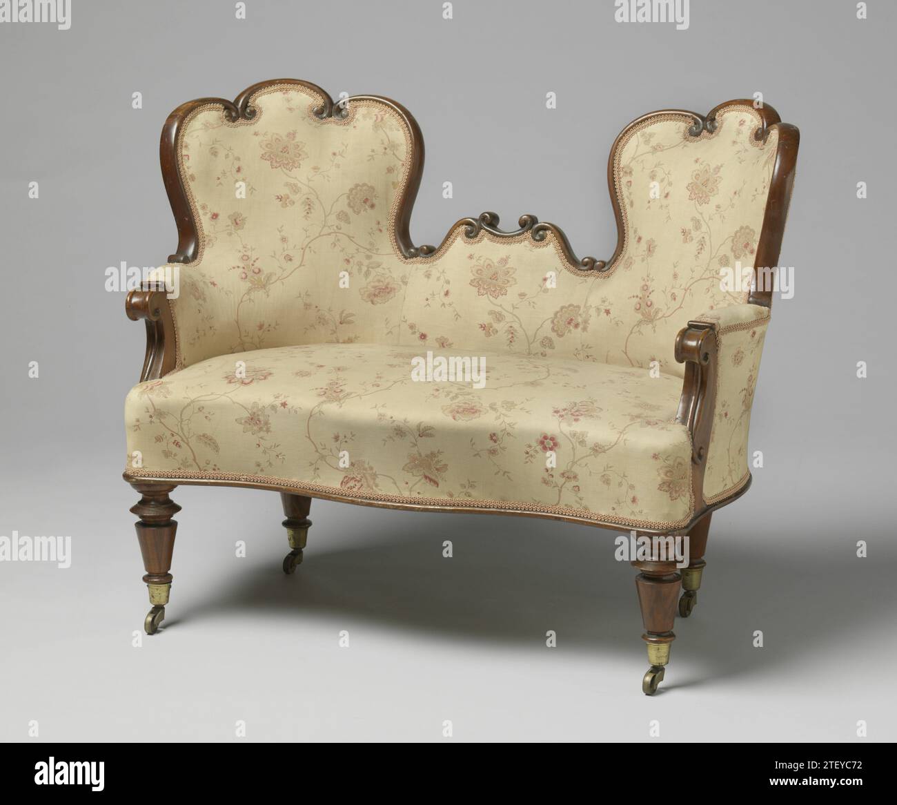 Kinderbank, anonym, 1850 - 1875 Bank einer Kinderorulement (BK-1967-182), auf vier kugelförmigen Beinen liegend, mit Drehung verziert. Unten sind vier Rollen aufgeführt. Die Seitenstreben sind nur gebogen und die vordere und hintere Stange sind doppelt gebogen. Die wiederkehrenden Armlehnensterne sind mit Voluten verziert, die Armlehnen sind größtenteils gepolstert. Die gepolsterte Rückenlehne besteht aus zwei Hochhaken, die höher angeordnet sind und ein niedrigeres Mittelstück flankieren. Die Seiten dieser Teile bestehen aus S- und C-Voluten. Nördliche Niederlande Holz (Pflanzenmaterial). Nussbaum (Hartholz). Kiefer (Holz). Textilmaterial Stockfoto