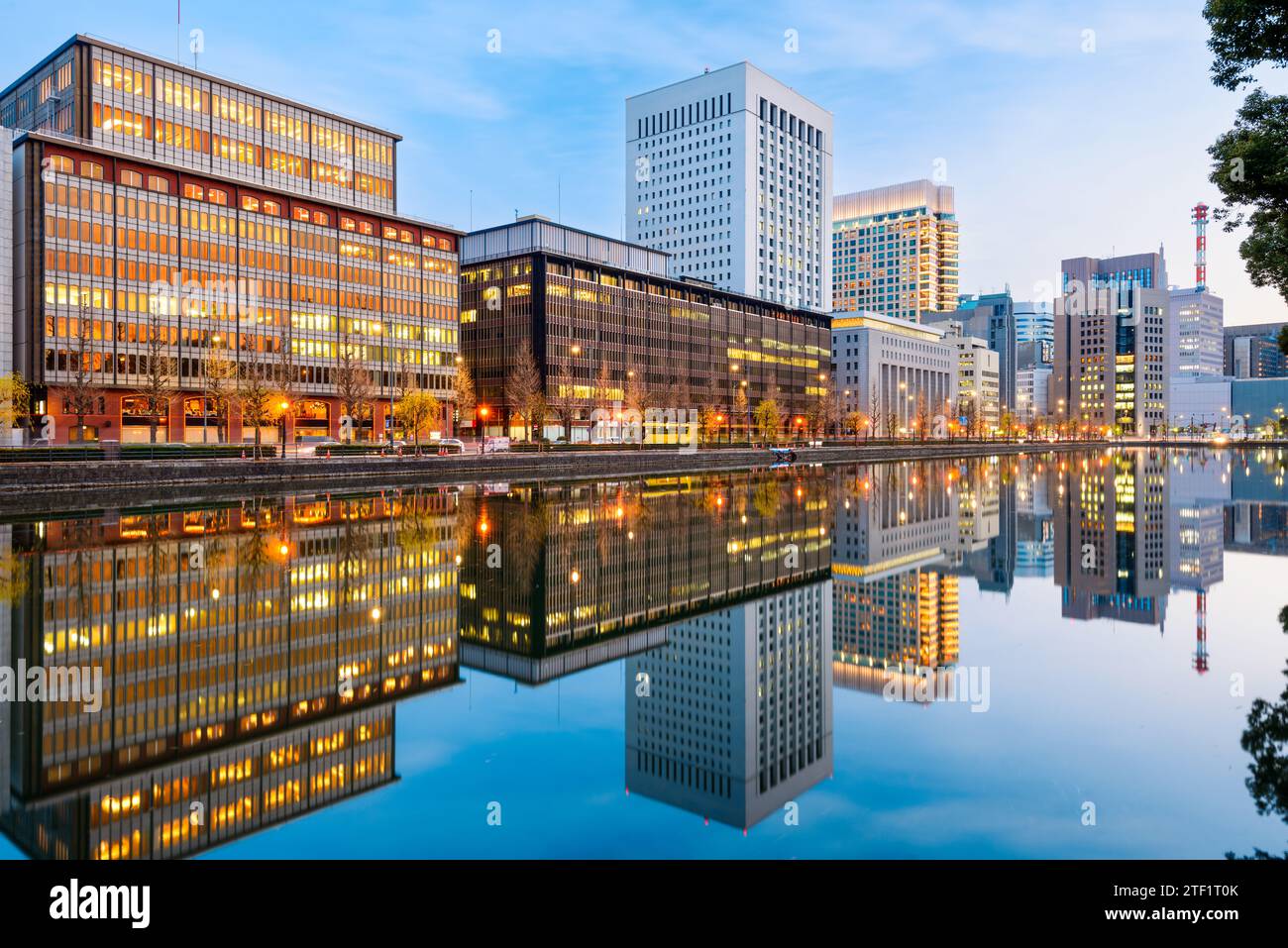 Tokio, Japan im Geschäftsviertel Marunouchi in der Abenddämmerung. Stockfoto
