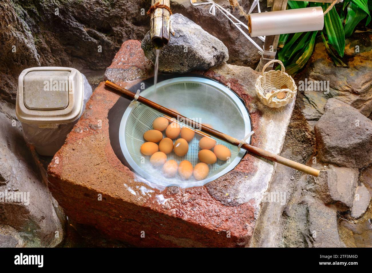 Hart gekochte Eier zum Verkauf in traditioneller, unbesetzter Weise in Shibu Onsen, Nagano, Japan. Stockfoto