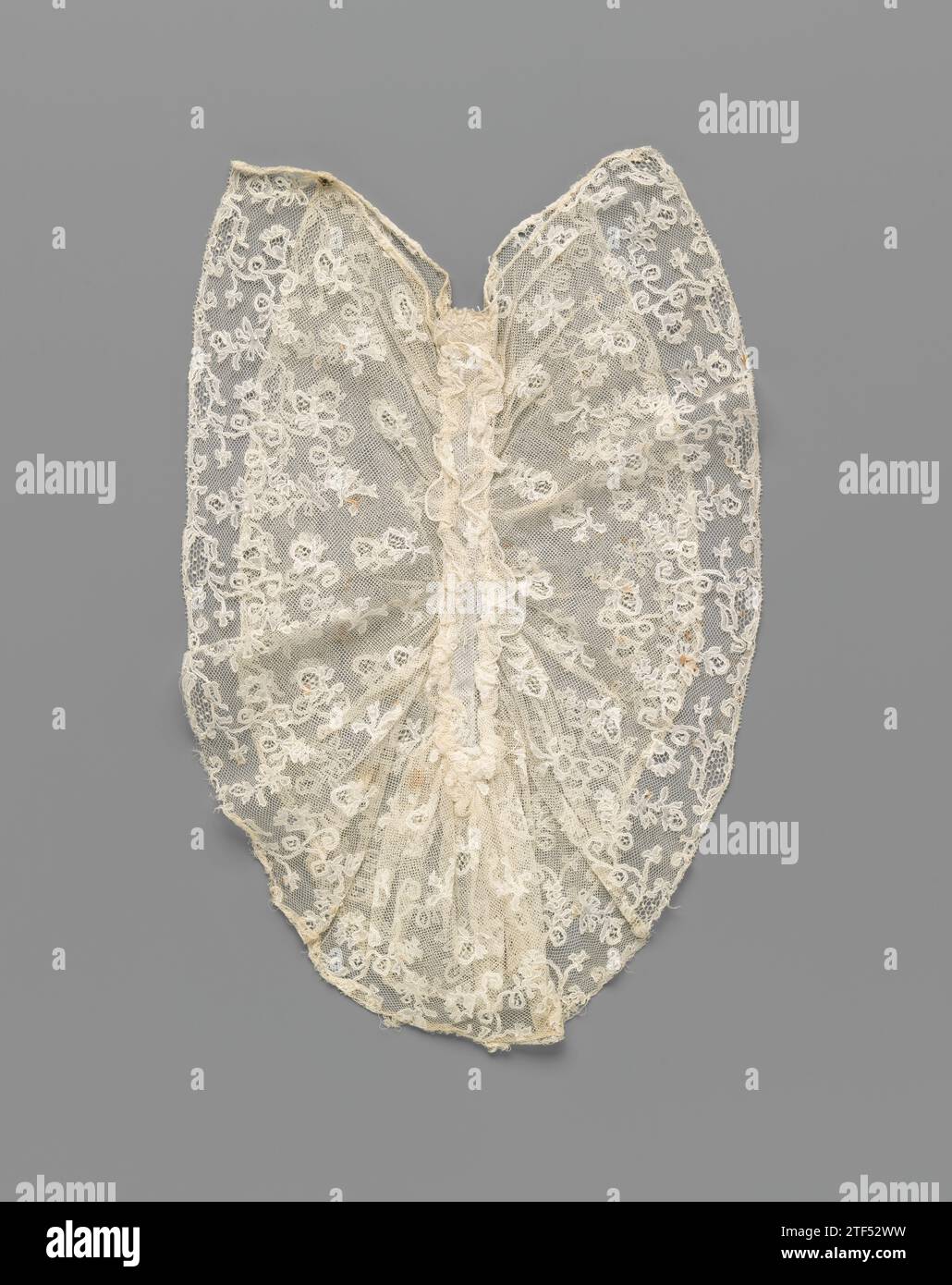 Jabot mit zweilagiger Spule, die um einen schmalen Streifen aus