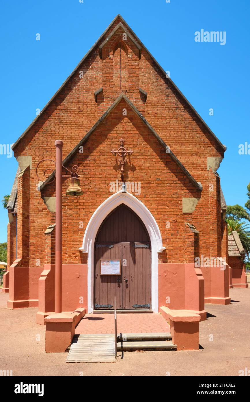 Vertikales Bild der St. Matthew's Anglican Church, erbaut aus dem Jahr 1873, einer Garrison Church am Stirling Square in Guildford, Perth, Western Australia. Stockfoto