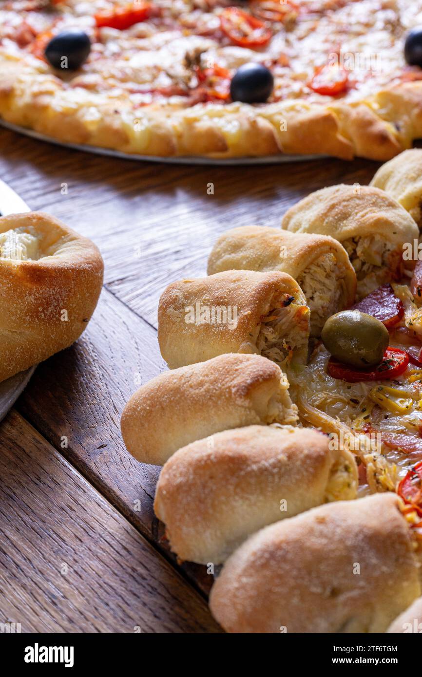 Köstliches Trio: Klassische Pizza, vulkanischer Stil und gefüllte Kruste. Stockfoto