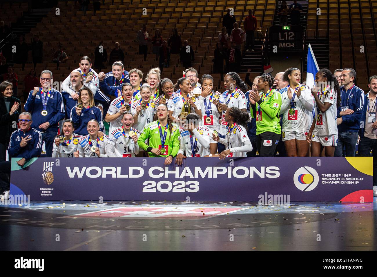 Herning, Dänemark. Dezember 2023. Weltmeister Frankreichs bei der Medaillenzeremonie nach dem Finale der IHF Handball-Weltmeisterschaft 2023 zwischen Frankreich und Norwegen in der Jyske Bank Boxen in Herning. (Foto: Gonzales Foto - Morten Kjær). Stockfoto