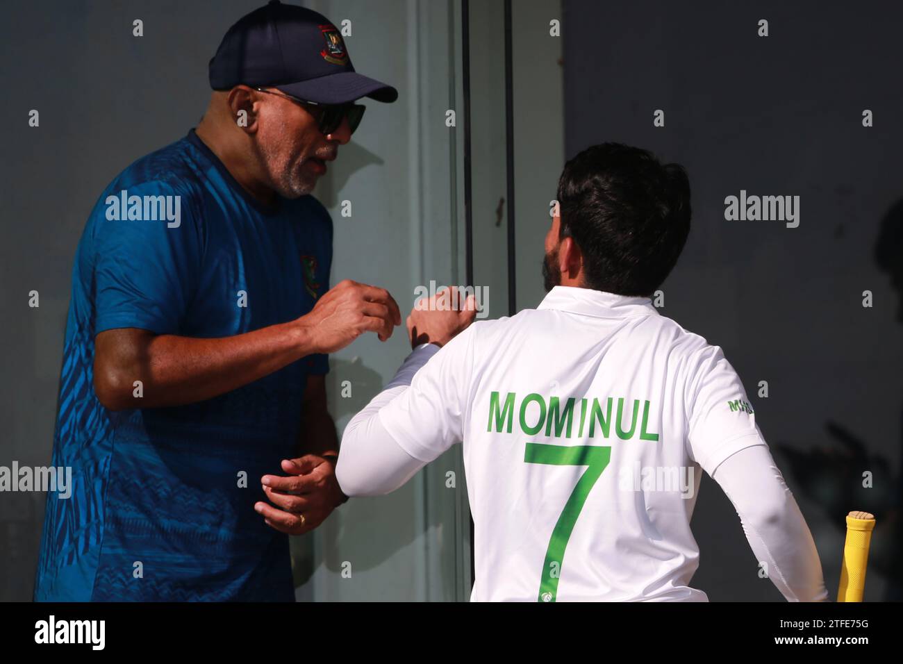 Chandika Hathurusingha (L) spricht mit Mominul Haque (R) während des dritten Bangladesch-Neuseeland Testtages auf Sylhet Inte Stockfoto