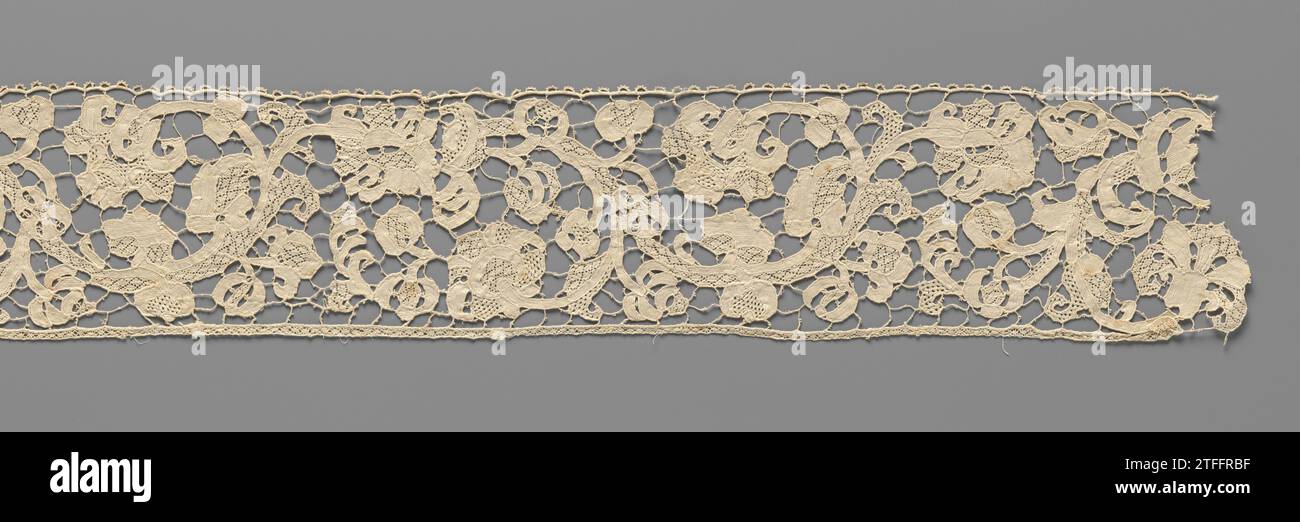 Streifen der Nadelseite mit Iris und Pfingstrosen, anonym, ca. 1650 - ca. 1674 Streifen der naturfarbenen Nadelseite: Flache venezianische Seite. Muster exotischer Blüten und lockender Blätter an breiten welligen und lockenden Ranken. Die Motive sind mit Festonstichen und die meisten (Blüten-)Blätter sind ganz oder teilweise mit Ziernähten gemacht. Eine leichte Freistellung wurde angewendet, um die Konturen hervorzuheben. Die Motive sind durch eine unregelmäßige offene Bar mit Picots verbunden. Der obere Teil des Streifens ist mit einem Kabelbinder versehen. Die gerade Unterseite des Streifens ist mit einer einfachen Bogenkante versehen. Italien Leinen (Material) f Stockfoto