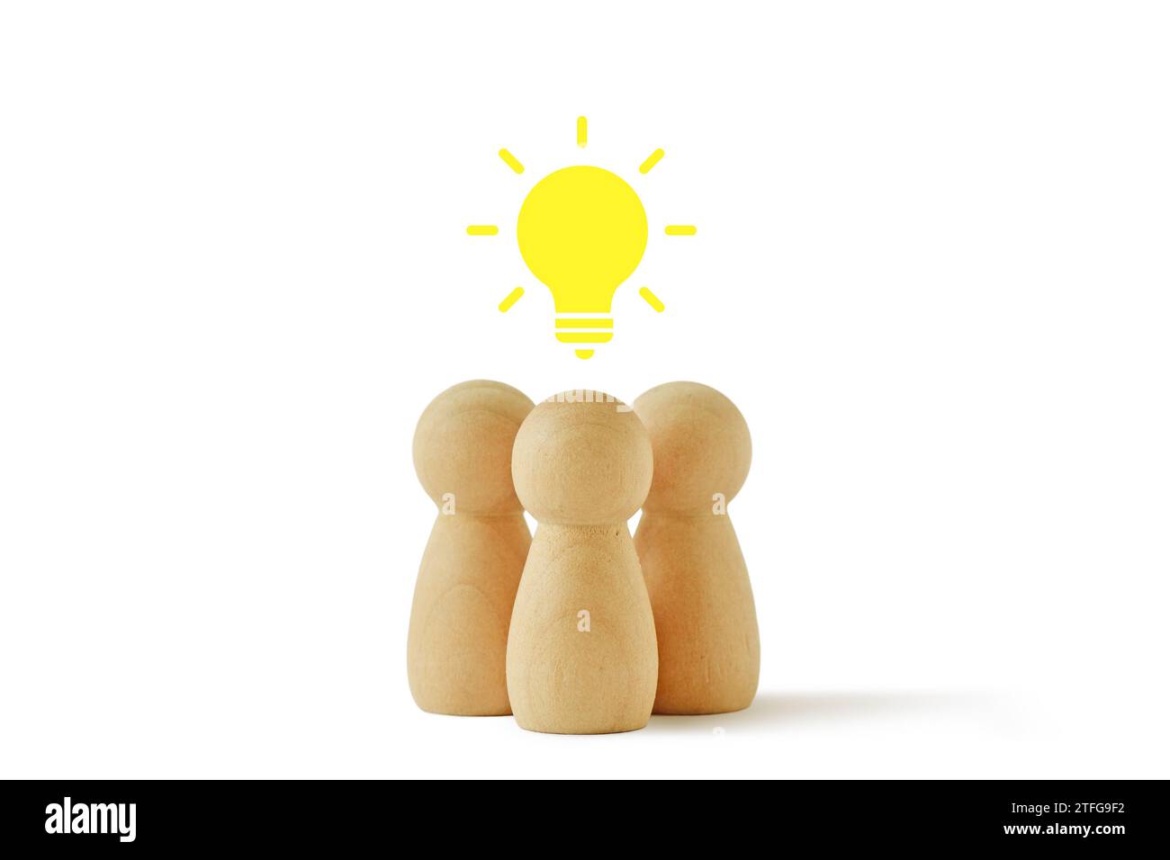 Gruppe von Holzbauern mit Glühbirnensymbol - Konzept von Teamwork und Kreativität Stockfoto