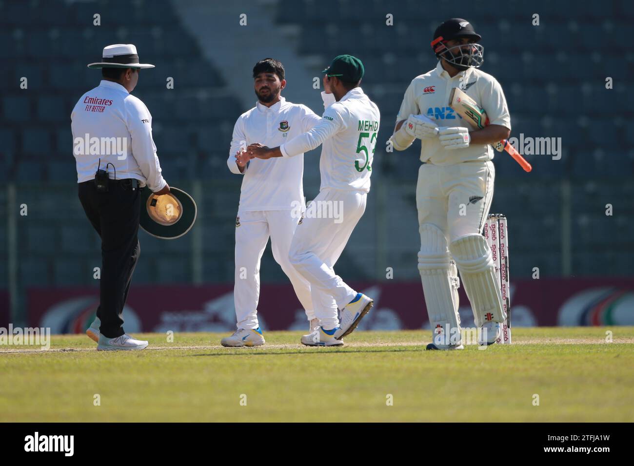 Der Bangladeshi Test Cricketspieler Mominul Haque (2. Links) feiert, nachdem er während des ersten Testtages in Bangladesch-Neuseeland einen Wicket Ajaz Patel (R) erhalten hat Stockfoto