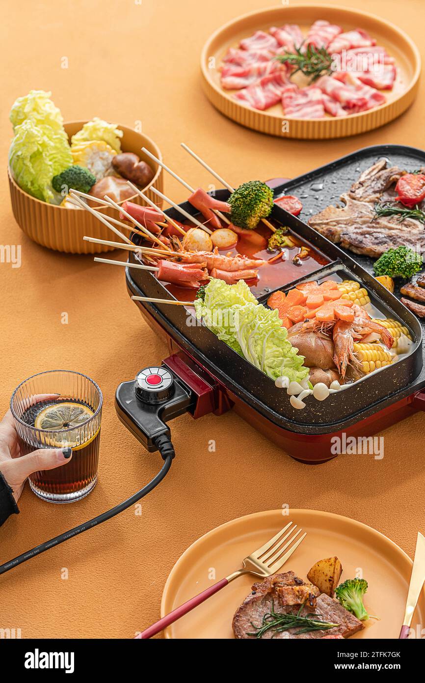 Bilder vom Kochen zu Hause, dem Zubereiten des Abendessens, asiatischen Speisen auf dem Tisch Stockfoto