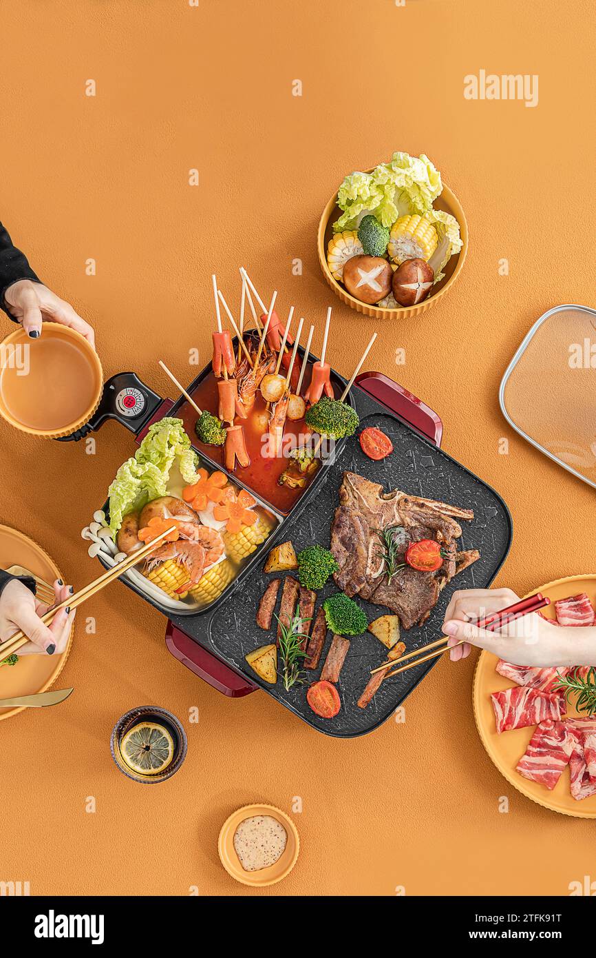 Bilder vom Kochen zu Hause, dem Zubereiten des Abendessens, asiatischen Speisen auf dem Tisch Stockfoto
