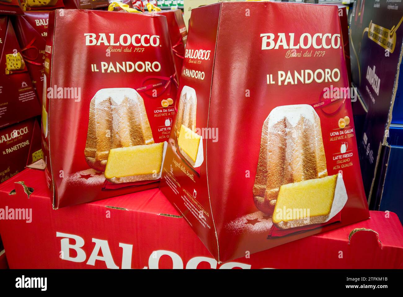 Italien - 20. Dezember 2023: Balocco Pandoro Kuchen in rotem Weihnachtspaket zum Verkauf im italienischen Supermarkt Stockfoto