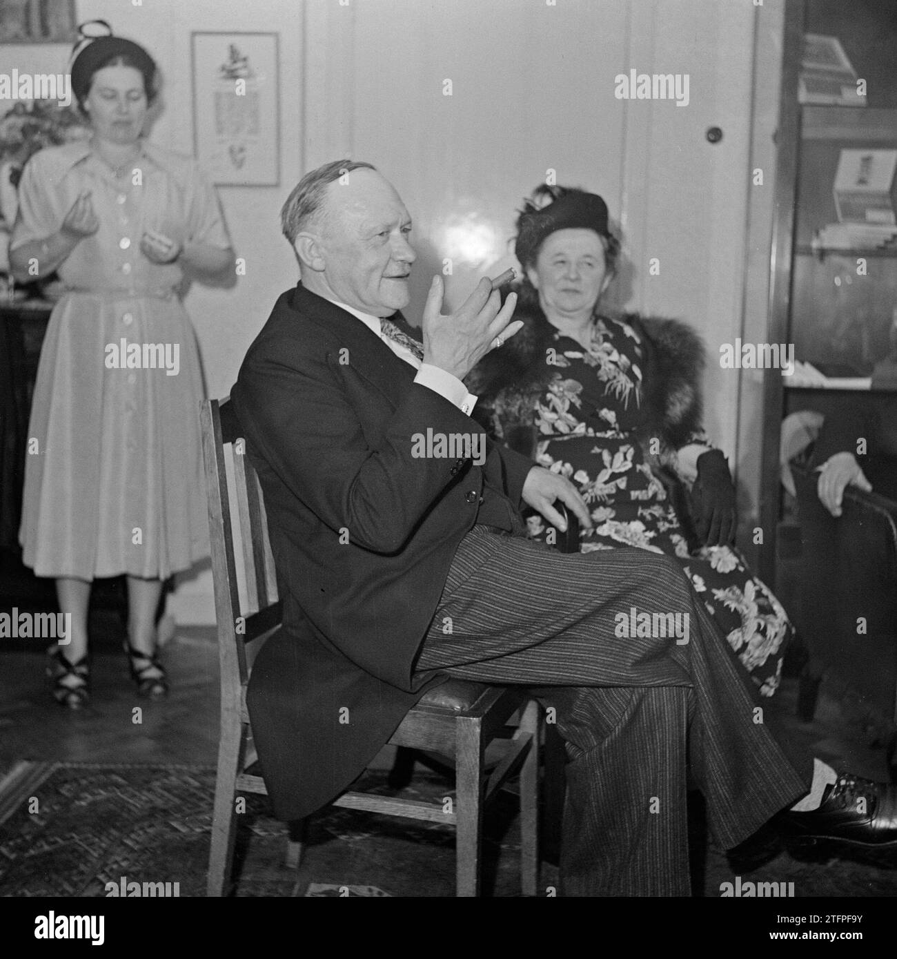 Mann und Frau in Partykleidung, sitzen ca. 1950 Stockfoto