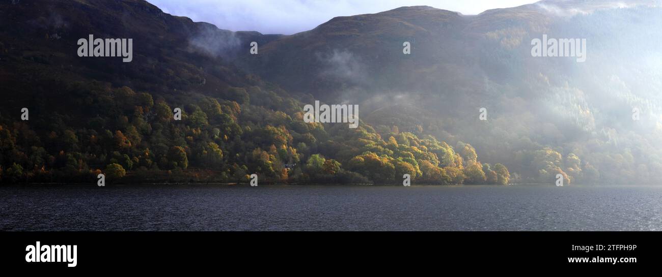 Ein nebeliger Sonnenaufgang über Loch Lomond von Duck Bay, Balloch Village, West Dunbartonshire, Schottland, Großbritannien Stockfoto