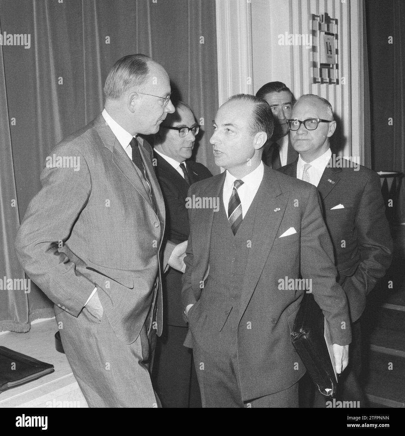 Anne Vondeling (PvdA) (l) im Gespräch mit Norbert Schmelzer (KVP) (r) ca. April 1964 Stockfoto