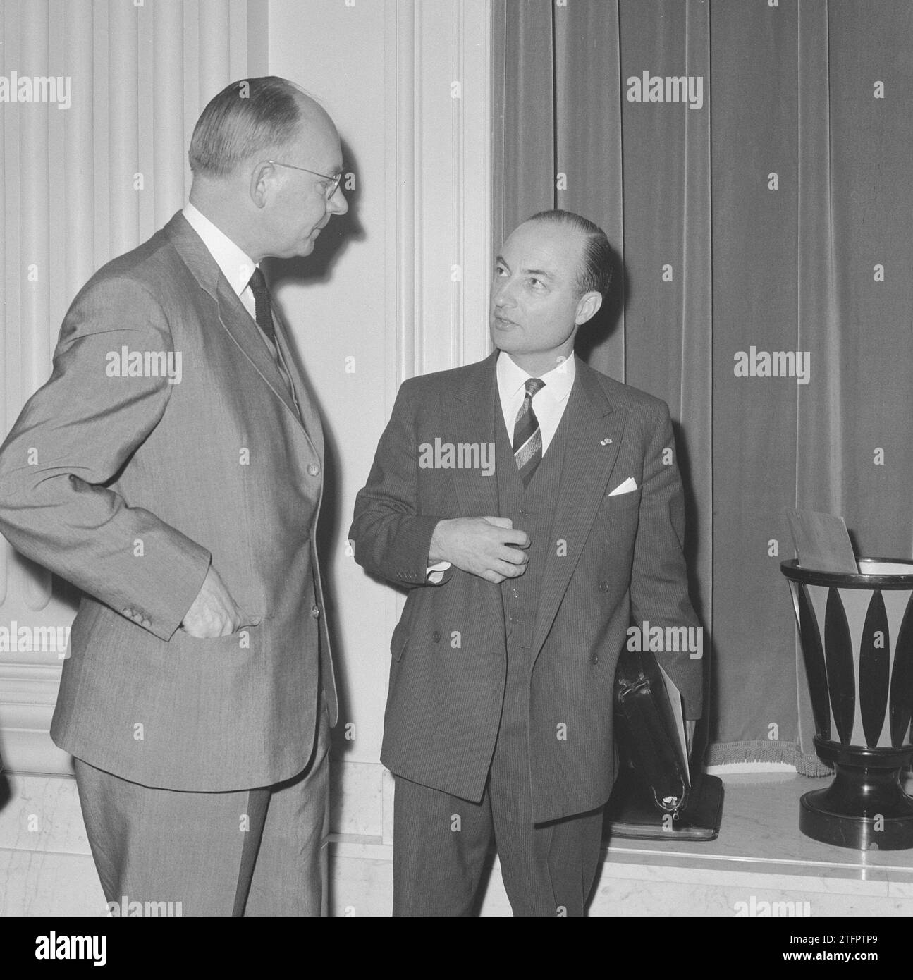 Anne Vondeling (l) und Norbert Schmelzer im Gespräch ca. April 1964 Stockfoto