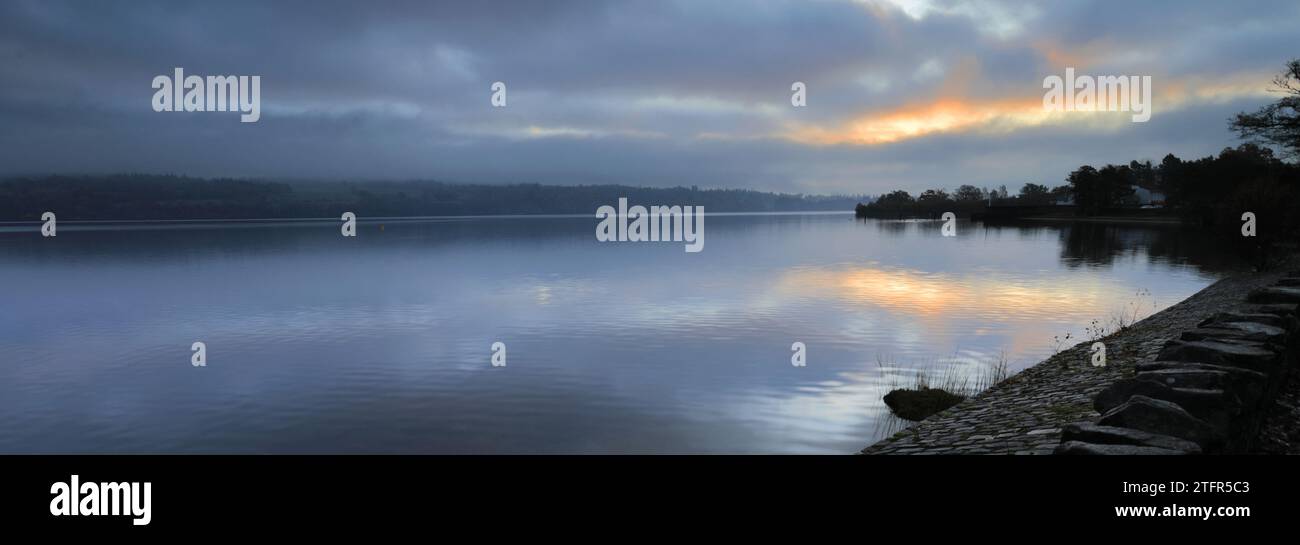 Ein nebeliger Sonnenaufgang über Loch Lomond von Duck Bay, Balloch Village, West Dunbartonshire, Schottland, Großbritannien Stockfoto