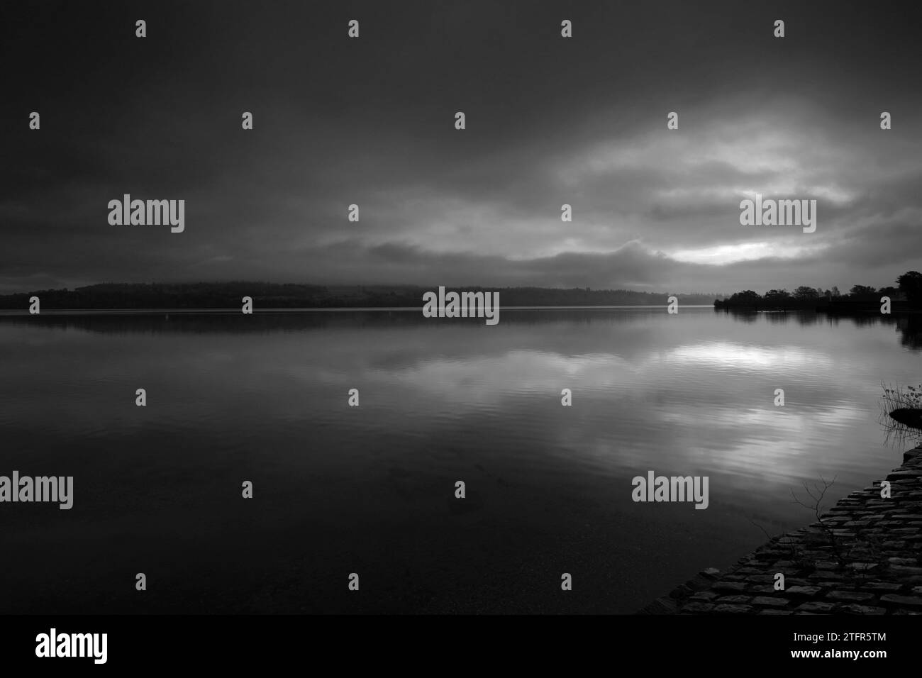 Ein nebeliger Sonnenaufgang über Loch Lomond von Duck Bay, Balloch Village, West Dunbartonshire, Schottland, Großbritannien Stockfoto