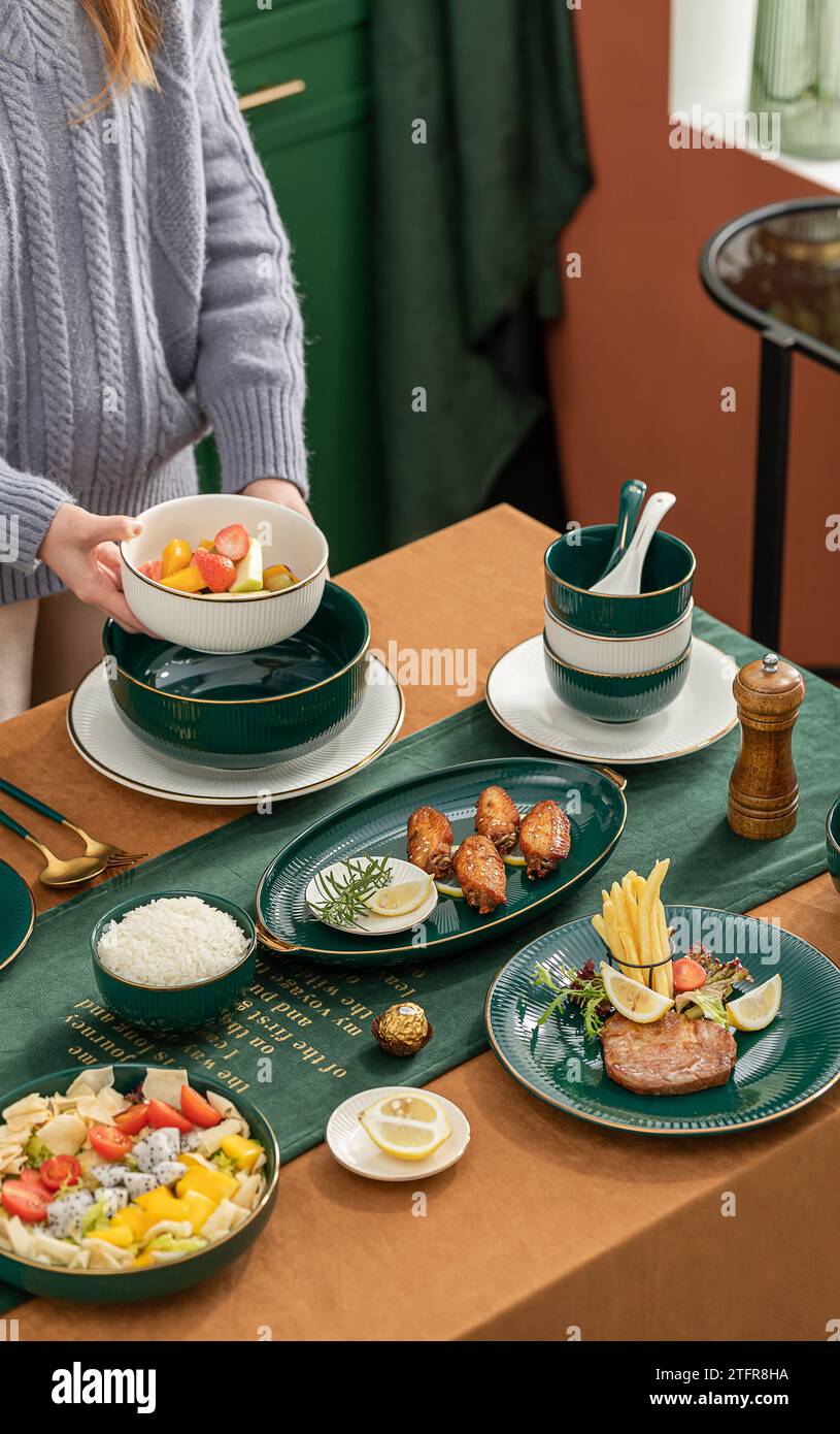 Bilder vom Kochen zu Hause, dem Zubereiten des Abendessens, asiatischen Speisen auf dem Tisch Stockfoto