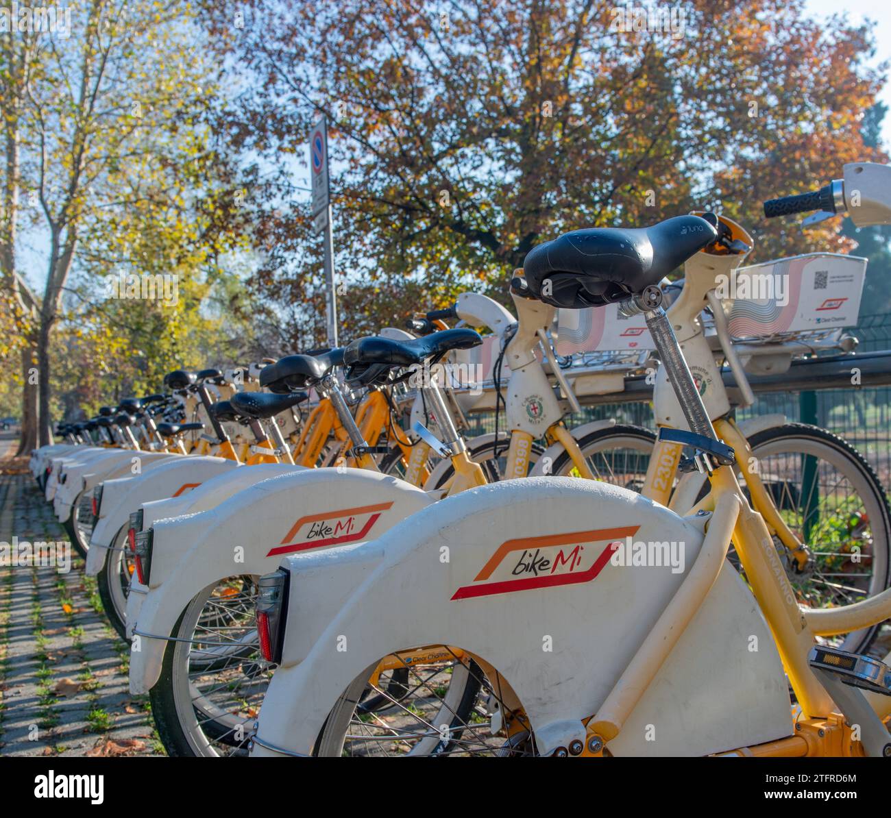 Mailand Italien 6. Dezember 2023: Fahrradparkplätze für Mitbenutzung Stockfoto