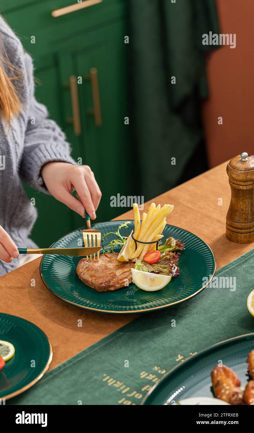 Bilder vom Kochen zu Hause, dem Zubereiten des Abendessens, asiatischen Speisen auf dem Tisch Stockfoto