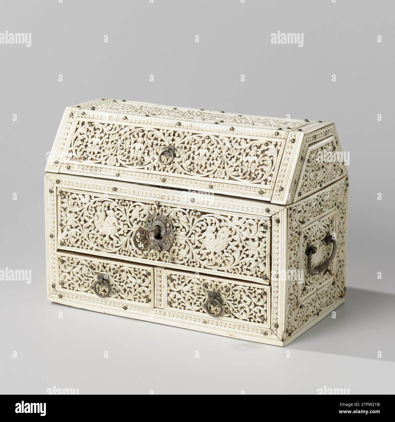 Schachtel ohne Elfenbein, mit Scharnierdeckel mit abgeschrägter Vorder