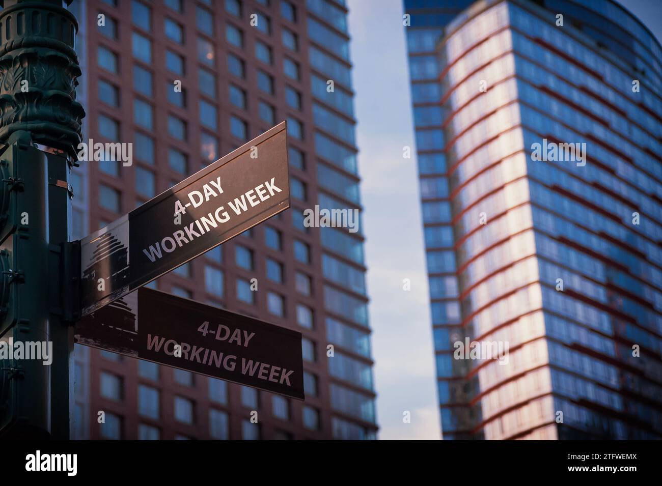 4 - Wochentag auf einem schwarzen Schild im Stadtzentrum vor einem modernen Bürogebäude Stockfoto