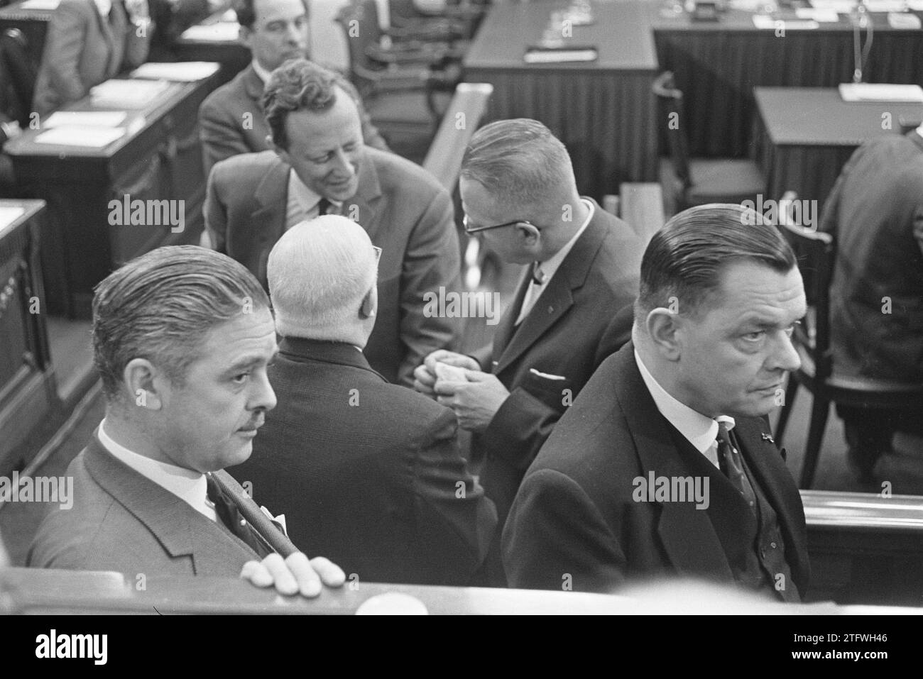 Zu Beginn der Sitzung drängten sich die Gruppenvorsitzenden vor dem Tisch des Vorsitzenden. Von links nach rechts: mr. W.J. Geertsema (VVD), H.J. Lankhorst (PSP), C.N. van Dis (SGP), P. Jongeling (GPV), mr. H.K.J. Beernink (CHU) ca. April 1964 Stockfoto