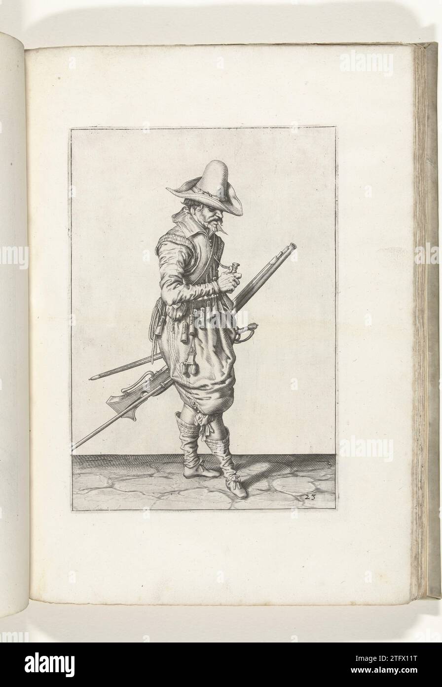 Soldat mit einer Muskete, die eine Pulvergröße öffnet (Nr. 23), ca. 1600, 1597 – 1607 Ein Soldat, rechts, der eine Muskete (eine bestimmte Art Schusswaffe) mit der linken Hand am linken Oberschenkel (eine bestimmte Art Schusswaffe) hält, die nach oben zeigt (Nr. 23), ca. 1600. In seiner linken Hand, neben der Muskete auch eine Furket (Muskettengabel). Mit seiner rechten Hand öffnet er einen der Puderfreunde auf seinem bandelier. Platte 23 in der Anleitung zur Handhabung der Muskete: Corte Initiation auf dem Figuerliicke-Bild, so sehr auf dem rechten Ghebruyck Vant Musquet. Teil der Abbildungen in: J Stockfoto