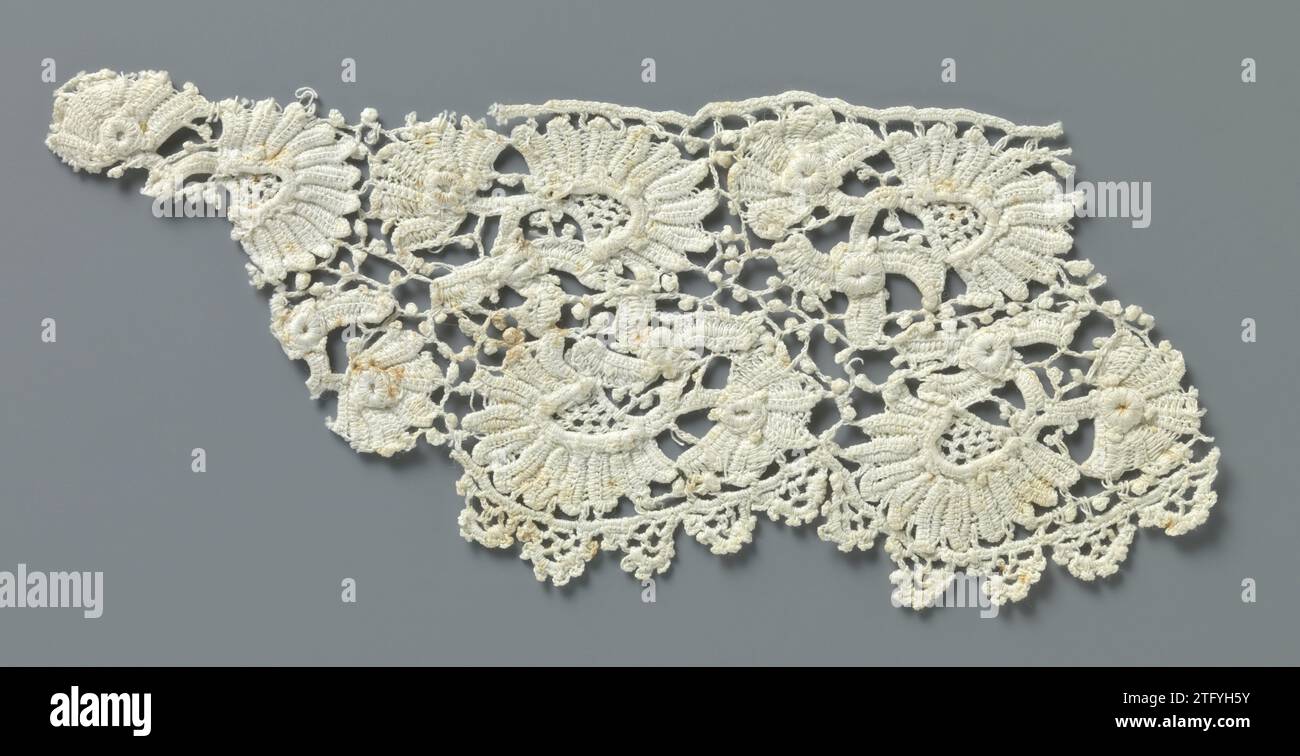 Streifen häkelte Seite mit fächerförmigen Blüten, anonym, ca. 1890 - ca. 1909 Streifen naturfarbene irische Häkelseite. Muster mit fächerförmigen Blüten mit Stielen und gehäkeltem unregelmäßigem Netzboden mit Pikots. Die Oberseite ist mit einem Lineal versehen. Die halbkreisförmigen Skulpturen am unteren Rand sind mit pikotierten Bögen versehen. Irische Baumwolle (Textil) Streifen mit naturfarbener irischer Häkelseite. Muster mit fächerförmigen Blüten mit Stielen und gehäkeltem unregelmäßigem Netzboden mit Pikots. Die Oberseite ist mit einem Lineal versehen. Die halbkreisförmigen Skulpturen an der unteren Kante sind trimmt Stockfoto