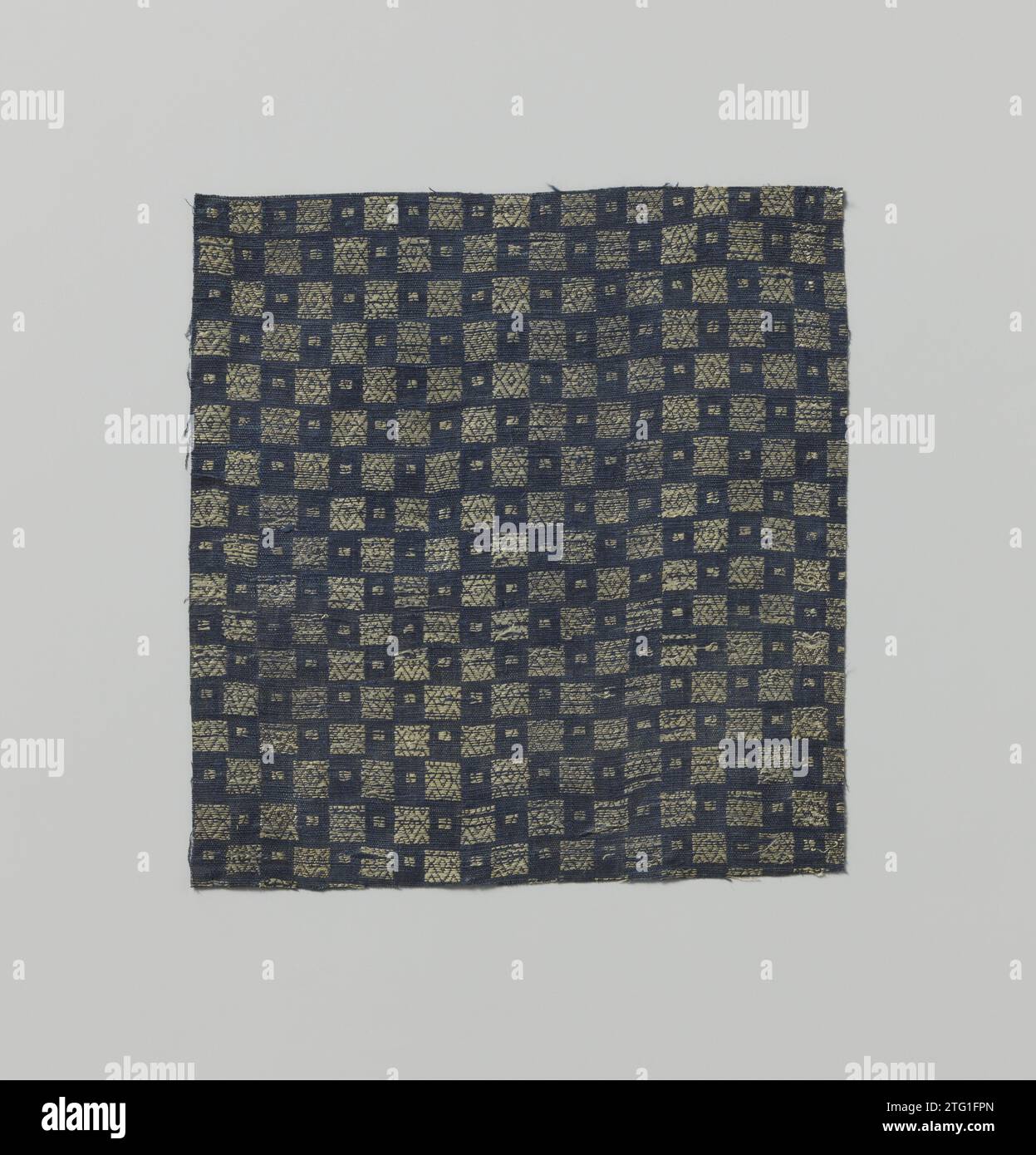 Excerpt Eastern Textile, ca. 1800 - ca. 1850 Fragment Eastern Textile of Gold auf blauem Leinen. Das Muster hat ein Schachbrettmotiv aus goldenen Blöcken, zwischen denen kleine goldene Blöcke in den blauen Feldern liegen. SIEHE BK-BR-417-B. In der Seide. Baumwolle (Textil). Fragment östliches Textil aus Gold auf blauem Leinen. Das Muster hat ein Schachbrettmotiv aus goldenen Blöcken, zwischen denen kleine goldene Blöcke in den blauen Feldern liegen. SIEHE BK-BR-417-B. In der Seide. Baumwolle (Textil). Stockfoto