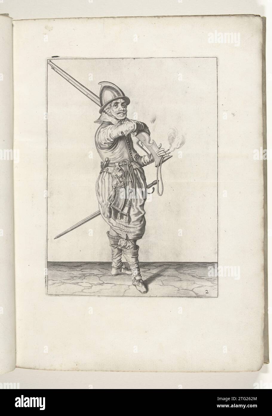 Soldat, der sein Ruder von der Schulter nimmt (Nr. 2), ca. 1600, 1597 - 1607 Ein Soldat rechts, rechts, der mit der rechten Hand (Nr. 2) ein Ruder (eine bestimmte Art Schusswaffe) von der linken Schulter nimmt, ca. 1600. In seiner linken Hand, außer dem Kolben des Ruders, aber auch einem brennenden Docht. Platte 2 in der Anleitung zum Umgang mit dem Ruder: Corte Onderwysinghe auf dem Bild Figuerliicke, interessiert t'rechte Ghebruyck des Roers. Teil der Illustrationen in: J. de Gheyn, Weapons Handele of Roers Musquetten and Spiessen, den Haag, 1607. Der Krieg war um 1600. Druckerei: Northern Nether Stockfoto