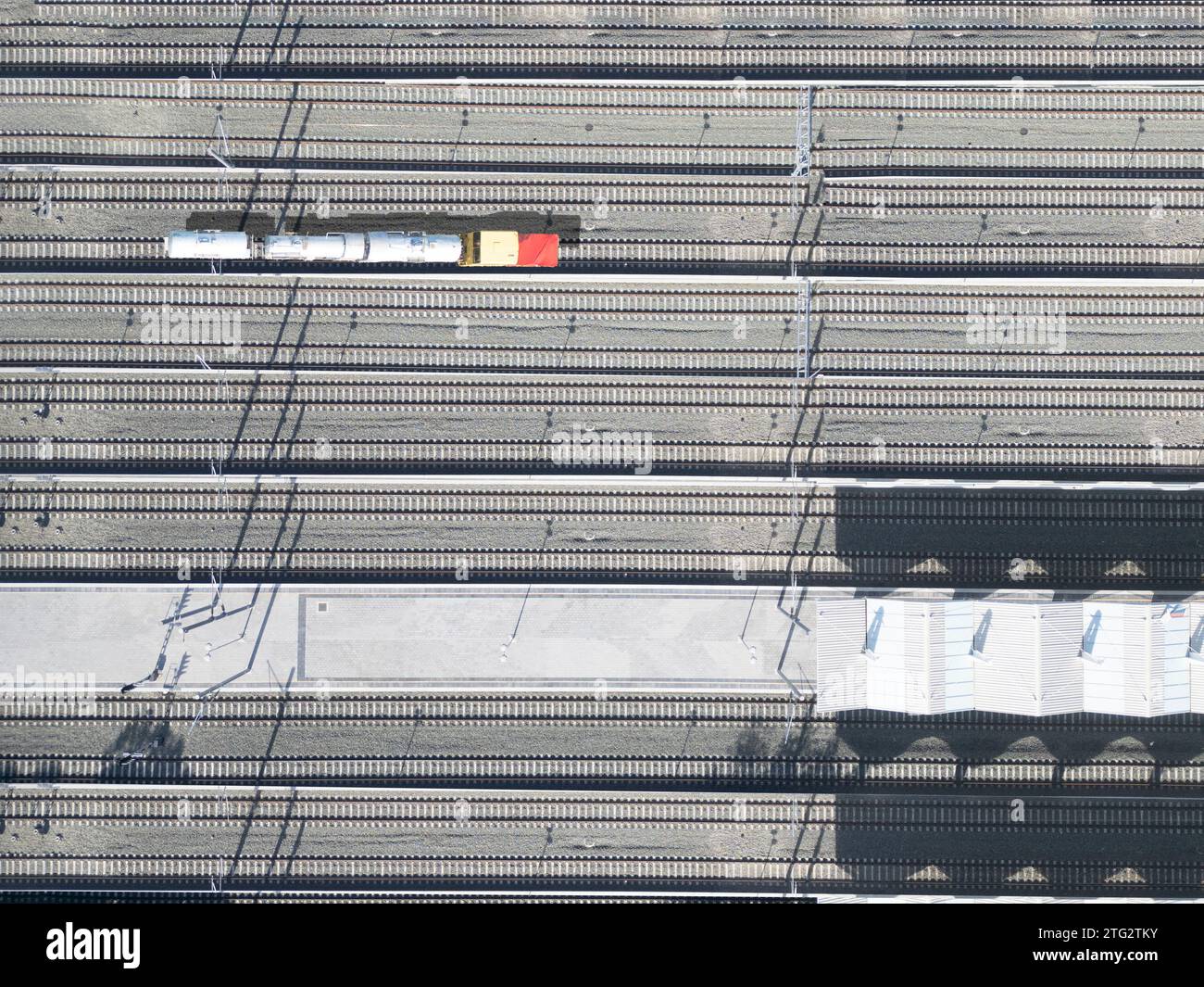 Luftaufnahme eines Güterzuges mit Chemikalien in Kesselwagen. Stockfoto