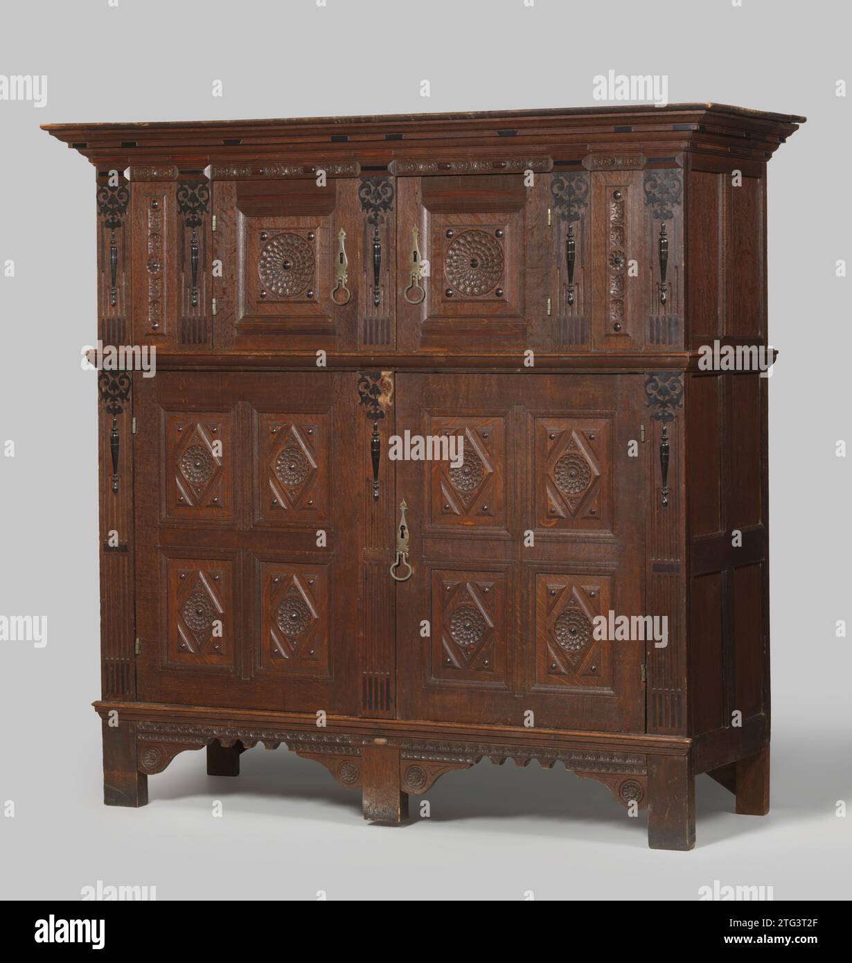 Viertüriger Schrank mit Rosetten, anonym, ca. 1800 - ca. 1870 viertüriger Schrank aus Ei und Ebenholz. Die drei Stile des hohen Unterschranks und die fünf Stile des Oberschranks zeigen einen Sporn, wurzelförmige Ornamente, Tropfer und Kanülen und Kanülen. Zwischen den oberen Stilen befinden sich schmale Paneele mit rosettenartigen Schnitten an den Seiten; in der Mitte zwei Türen mit einer großen Rosette in einem quadratischen Rahmen. Die Unterseiten zeigen jeweils vier Platten mit Rosetten in diamantförmigen Rahmen. Unter Regel mit konsolenförmigen Eckstücken. Nördliche Niederlande (möglicherweise) Holz Stockfoto