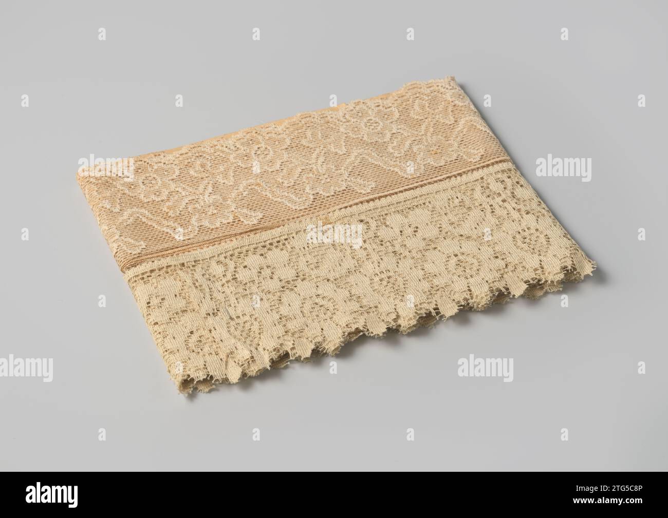 Streifenseite, weiß, einseitig mit Blumenmuster bedruckt, auf Karton, Gustav Schnitzler, ca. 1925 Streifenspitze, weiß, einseitig mit Blumenmuster bedruckt, auf Karton Nijmegen Pappe Streifenspitze, weiß, einseitig mit Blumenmuster bedruckt, auf Karton Nijmegen Pappe Stockfoto