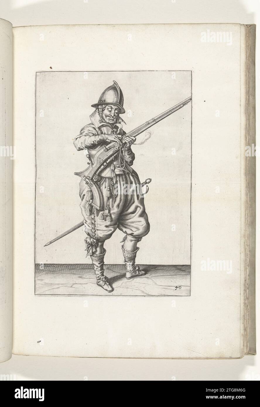 Wachsoldat drückt seinen Docht auf den Hahn seines Ruders (Nr. 40), ca. 1600, 1597 - 1607 Ein Wachsoldat rechts, rechts, der mit der linken Hand (Nr. 40) ein Ruder (eine bestimmte Art Schusswaffe) hält, ca. 1600. Mit der rechten Hand drückt er einen brennenden Docht auf den Hahn (Teil des Entzündungsmechanismus) seines Ruders. Es handelt sich also um die gleiche Position wie die, die auf dem siebten Druck der Serie zu sehen ist. Platte 40 in der Anleitung zum Umgang mit dem Ruder: Corte Onderwysinghe auf dem Figuerliicke-Bild, interessiert t’rechte Ghebruyck des Roers. Teil der Kranken Stockfoto