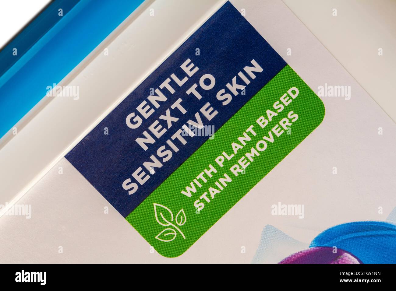 Sanft neben empfindlicher Haut mit pflanzlichen Fleckenentfernern – Detail auf der Wanne mit Persil 3 in 1 Kapseln ohne Bio Stockfoto