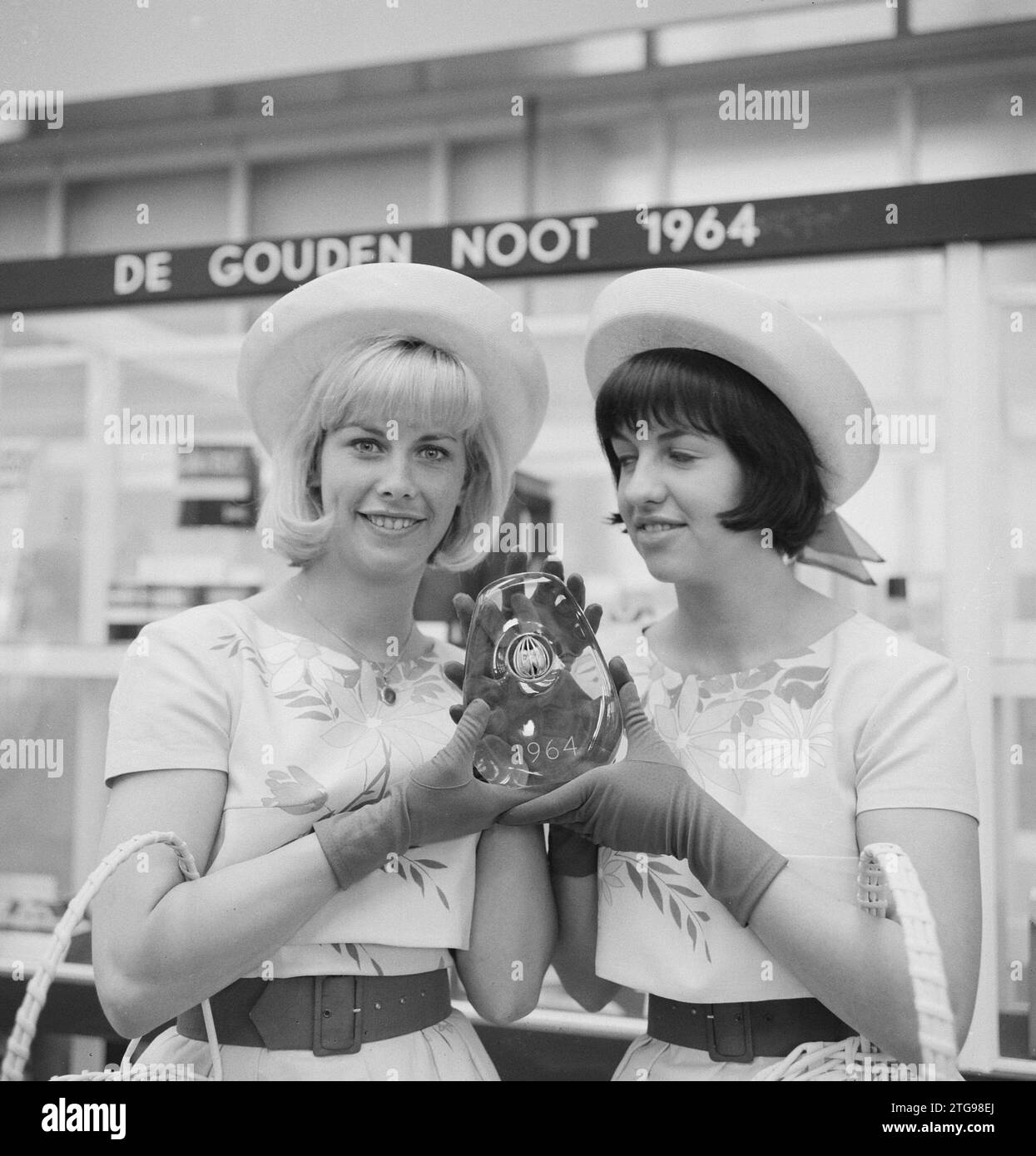 Gouden Noot 1964, Verpackungsmesse Hacropark 1964 in RAI zwei Blumenmädchen zeigen die Gouden Noot CA. April 1964 Stockfoto