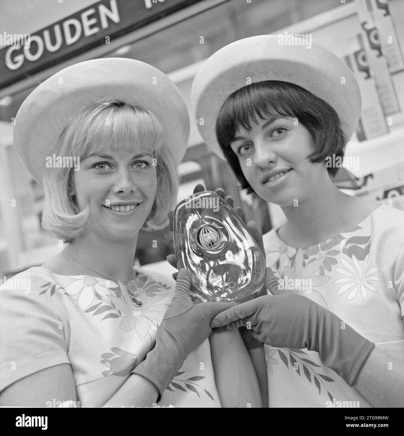Gouden Noot 1964, Verpackungsmesse Hacropark 1964 in RAI zwei Blumenmädchen zeigen die Gouden Noot CA. April 1964 Stockfoto