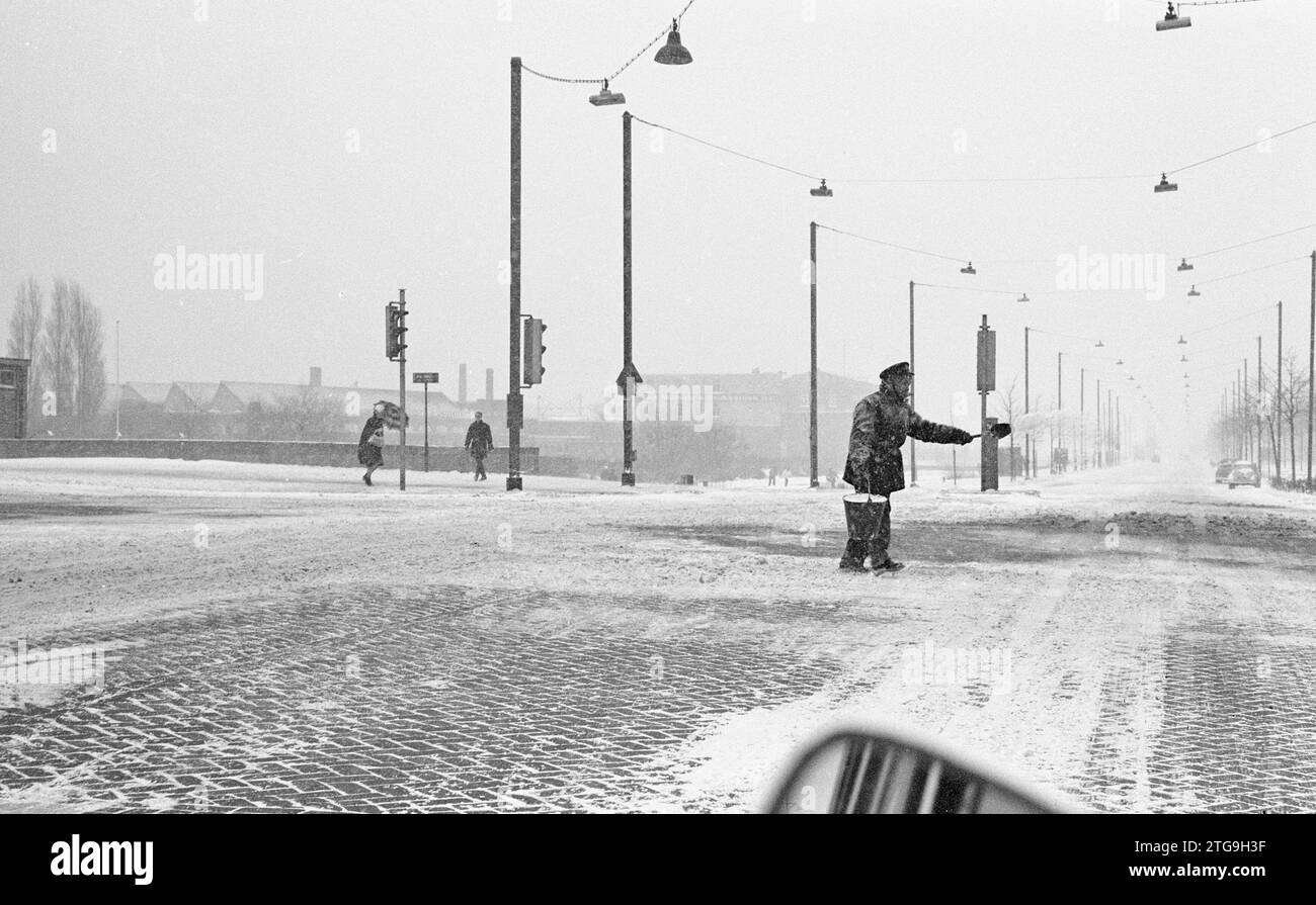 Schnee, mit Eimern voller Salz versuchen sie, die Straßen passierbar zu halten. 30. Dezember 1962 Stockfoto