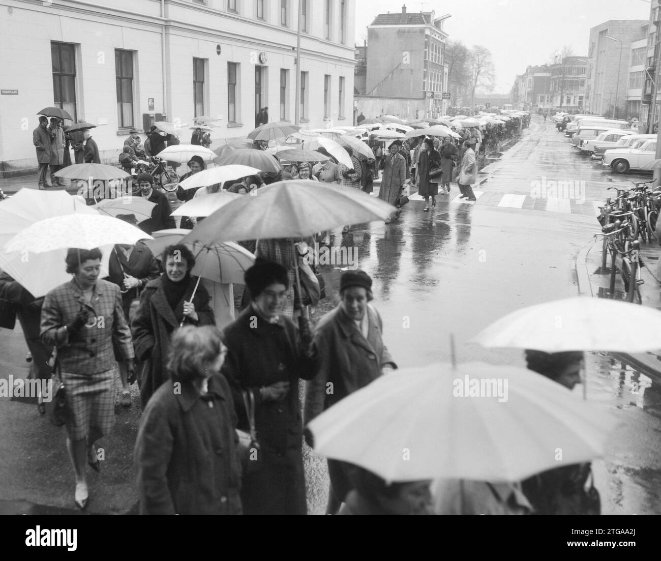 13. Lustrum des Utrechter Studentenverbandes die Tour fand bei strömendem Regen statt. April 1964 Stockfoto