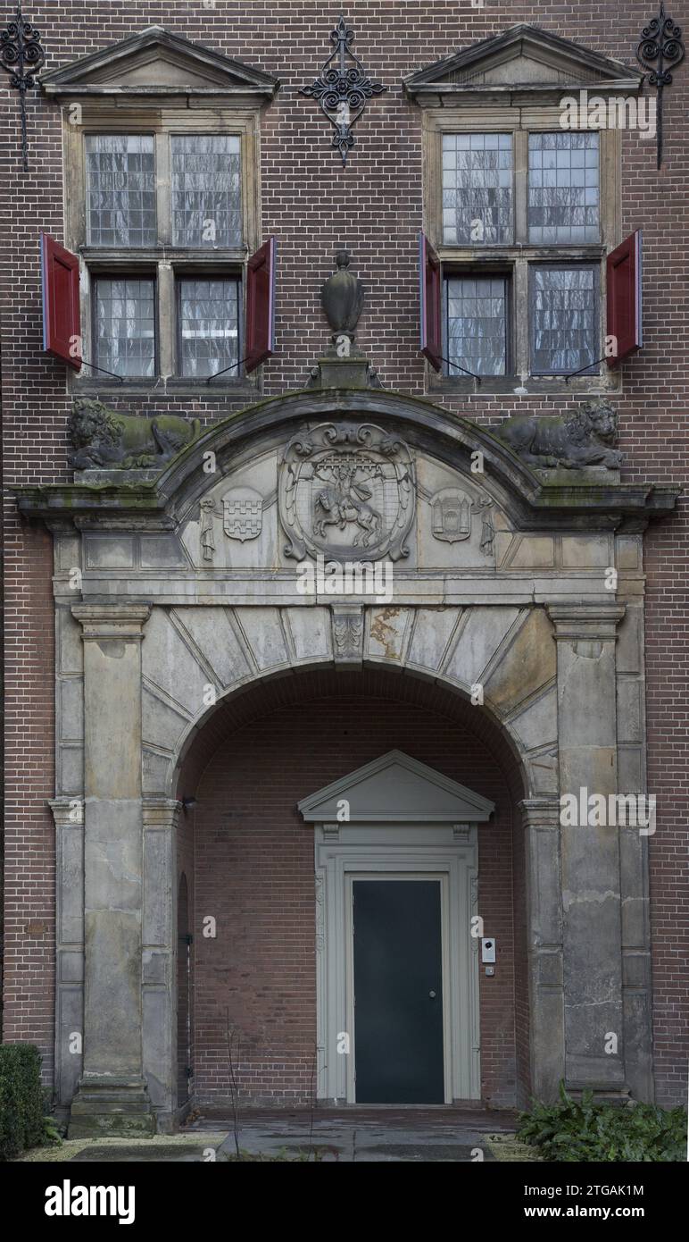 Baufragment, Stein der Fassade (Stadtseite) des Wasserpoorts in Gorinchem, bestehend aus Steinstücken und drei Fassadenankern. . Stein der Fassade (Stadtseite) des Wasserpoorts in Gorinchem, bestehend aus Steinstücken und drei Fassadenankern. . Stockfoto