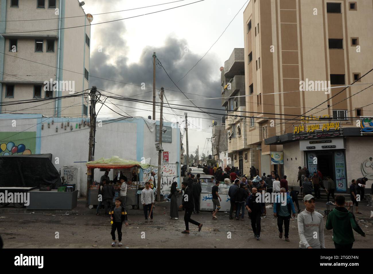 Rafah, Gaza. Dezember 2023. Nach einem israelischen Streik über Rafah im südlichen Gazastreifen am Mittwoch, den 20. Dezember 2023, steigt der Rauch. Während der anhaltenden Kämpfe zwischen Israel und den palästinensischen Kämpfern verhandeln die Mitgliedsländer des UN-Sicherheitsrates intensiv über Resolutionsentwürfe zum israelisch-Gaza-Krieg, was auch dazu führt, dass die Abstimmung auf mindestens Mittwochmorgen verschoben wird. Foto: Ismael Mohamad/UPI Credit: UPI/Alamy Live News Stockfoto