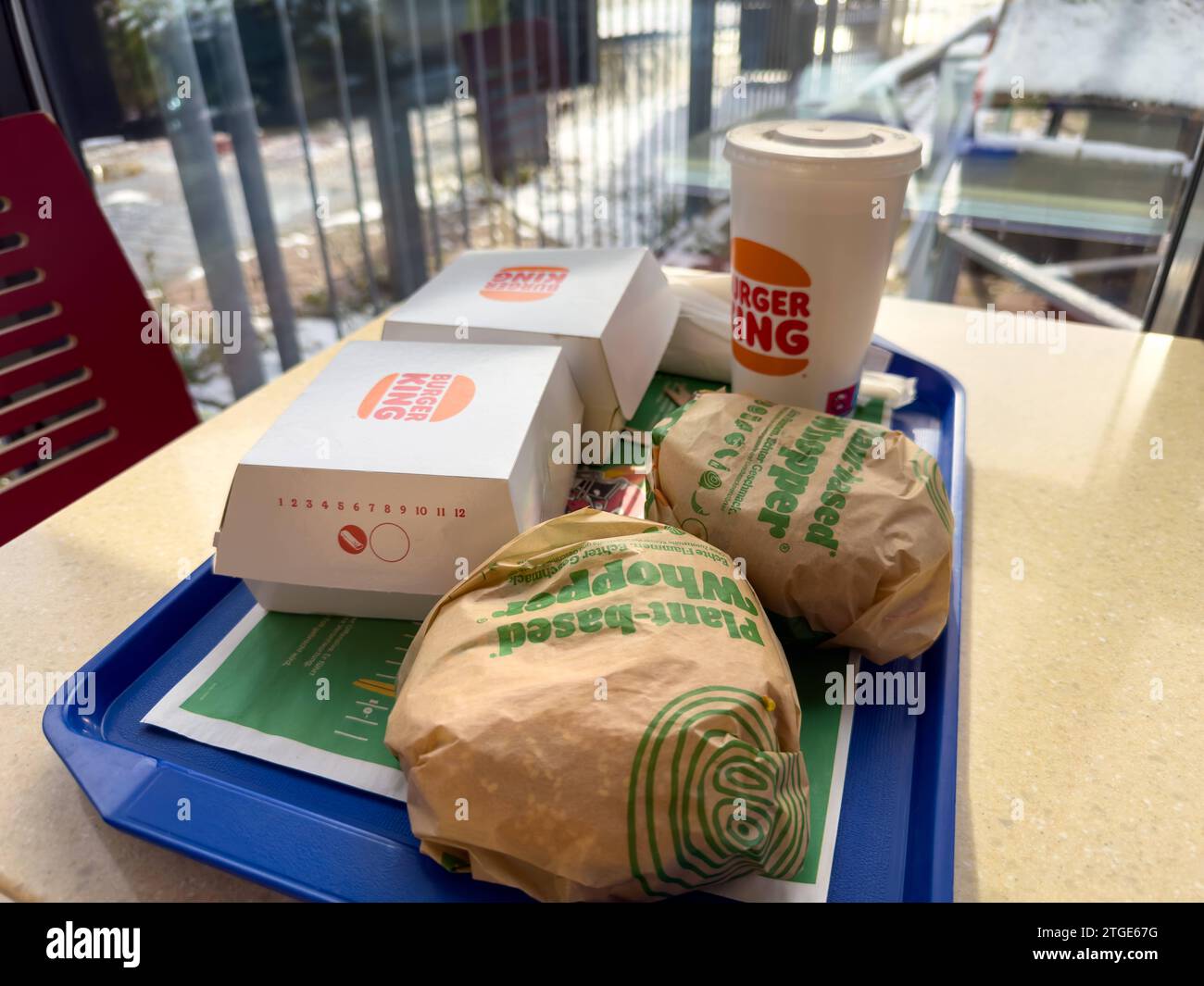 Bayern, Deutschland - 26. November 2023: Pflanzenbasierter Whopper bei Burger King auf einer Tablette, veganer Fleischersatz Hamburger *** pflanzenbasierter Whopper bei Burger King auf einem Tablet, Veganer Fleischersatz Hamburger Stockfoto