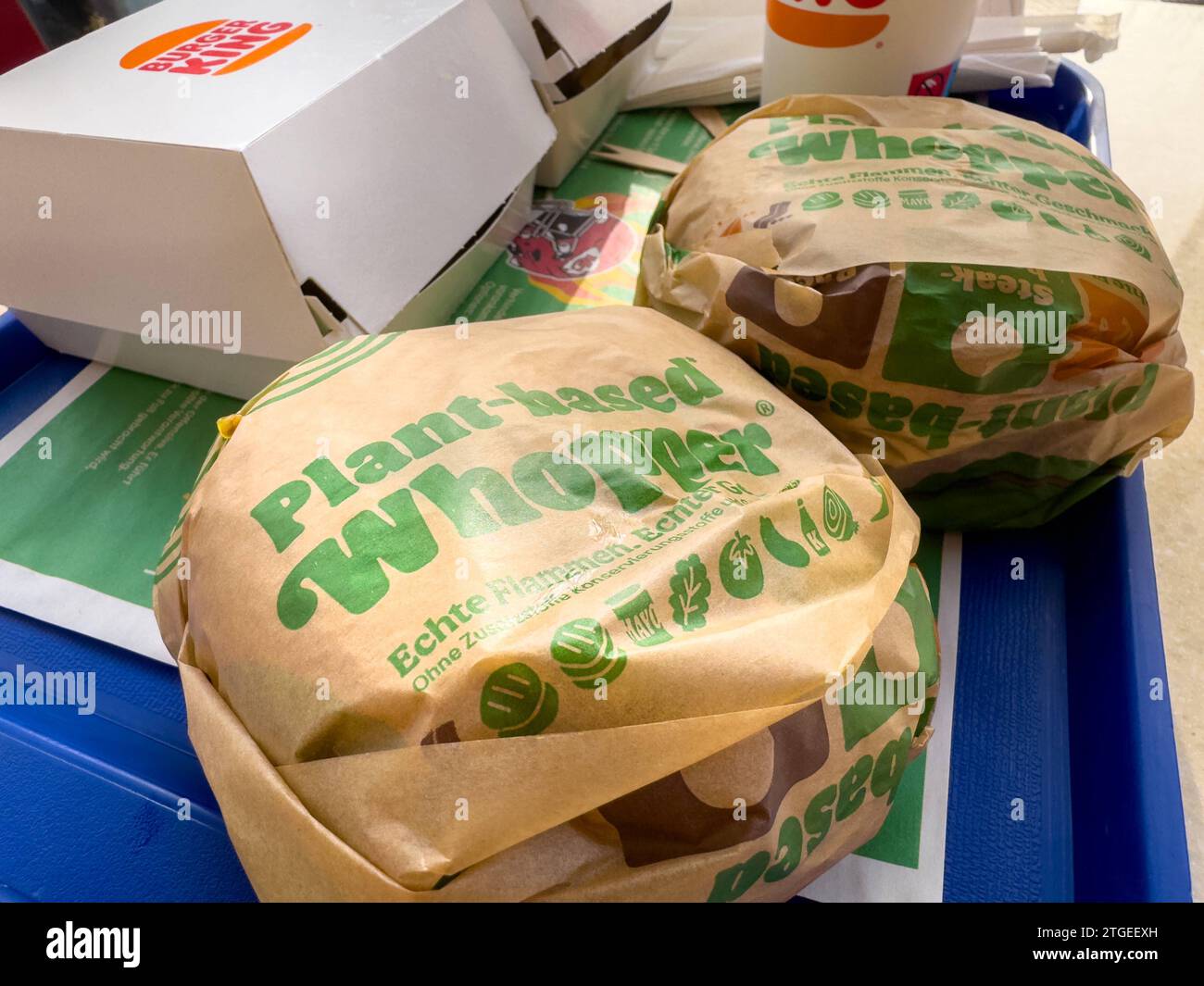 Bayern, Deutschland - 26. November 2023: Pflanzenbasierter Whopper bei Burger King auf einer Tablette, veganer Fleischersatz Hamburger *** pflanzenbasierter Whopper bei Burger King auf einem Tablet, Veganer Fleischersatz Hamburger Stockfoto