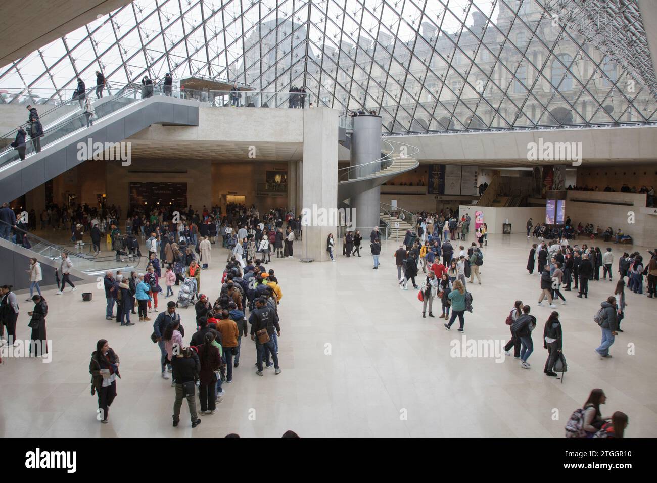 Die U-Bahn Eingang zum Louvre Museum und Galerie in Le Carrousel du Louvre. Paris Stockfoto