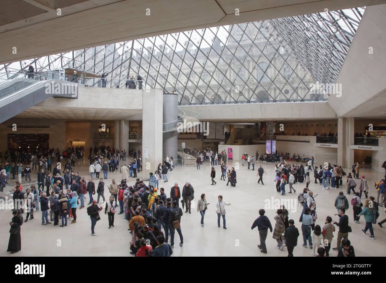 Die U-Bahn Eingang zum Louvre Museum und Galerie in Le Carrousel du Louvre. Paris Stockfoto
