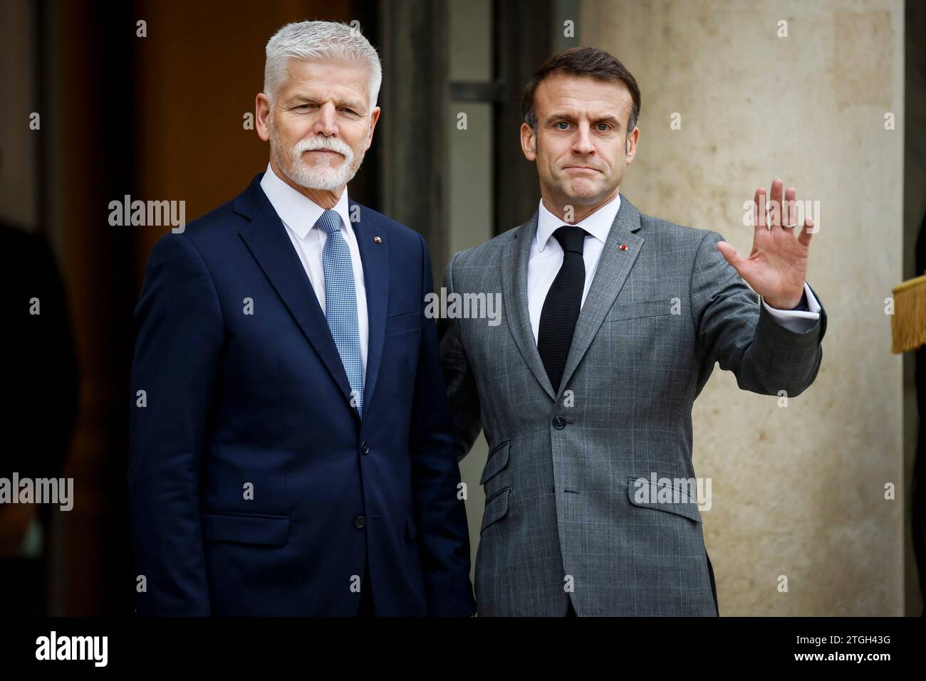 © THOMAS PADILLA/MAXPPP - 20/12/2023 ; PARIS, FRANKREICH ; LE PRESIDENT DE LA REPUBLIQUE, EMMANUEL MACRON RECOIT LE PRESIDENT DE LA REPUBLIQUE TCHEQUE, PETR PAVEL AU PALAIS DE L' ELYSEE. Der französische Präsident Emmanuel Macron empfängt den tschechischen Präsidenten Petr Pavel am 20. Dezember 2023 im Elysee-Palast in Paris. Quelle: MAXPPP/Alamy Live News Stockfoto